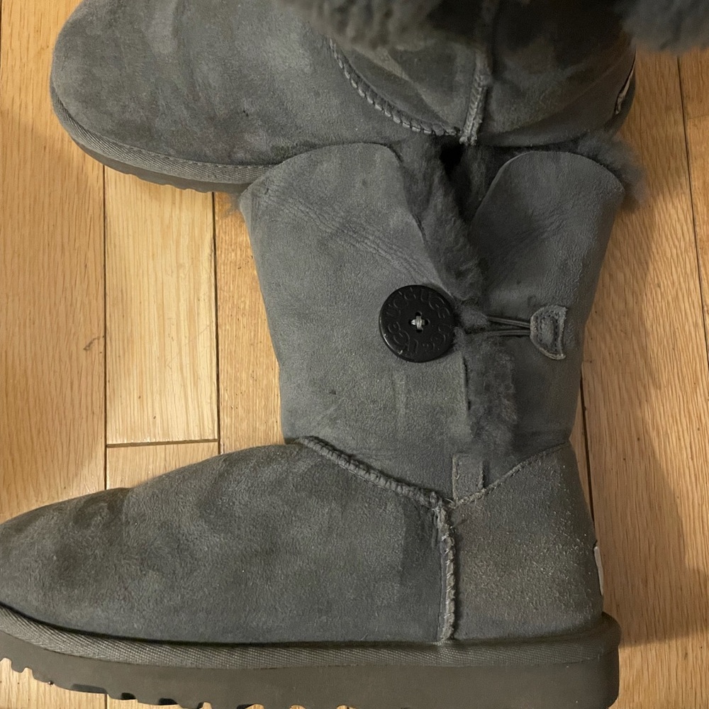 Grey Bailey Uggs size 6